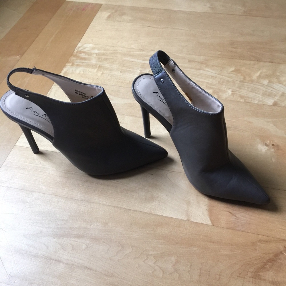 Pointed toe sling back